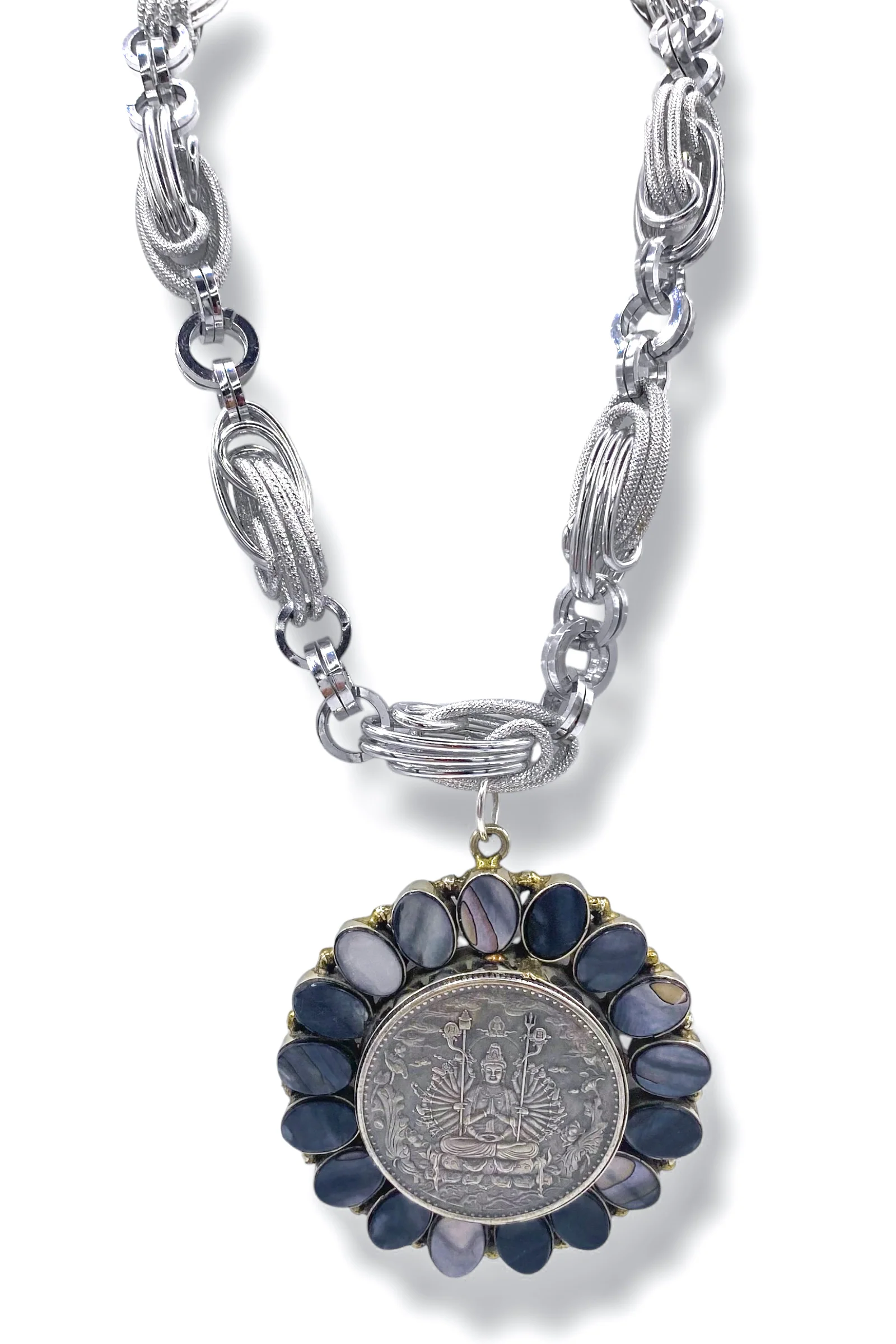 1970s Mother Of Pearl 1960s Necklace