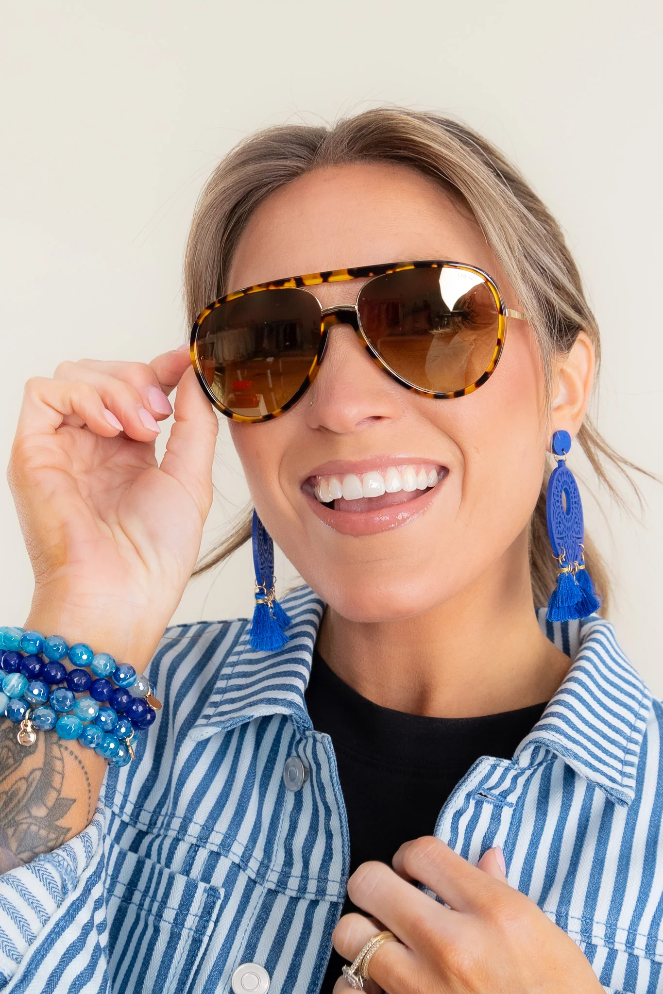 Freyrs Shay Aviator Tortoise/Gold Mirror Sunglasses - Image 4